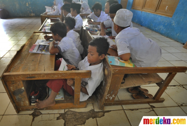 Foto Miris Sekolah Dasar Negeri Tanpa Meja  Kursi dan WC 