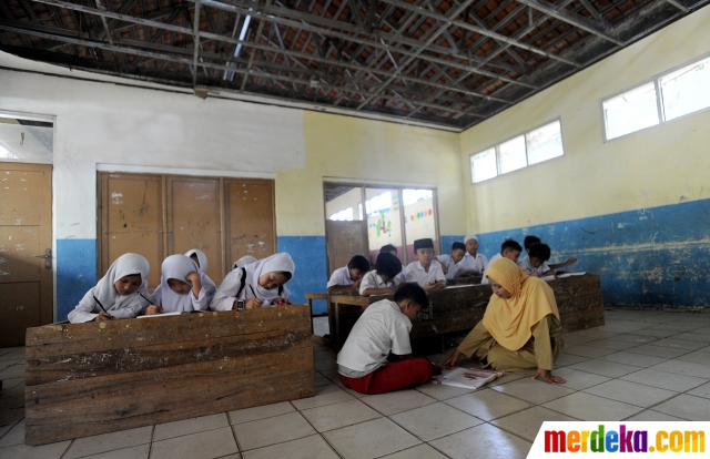 Foto Miris Sekolah Dasar Negeri Tanpa Meja Kursi  dan WC 