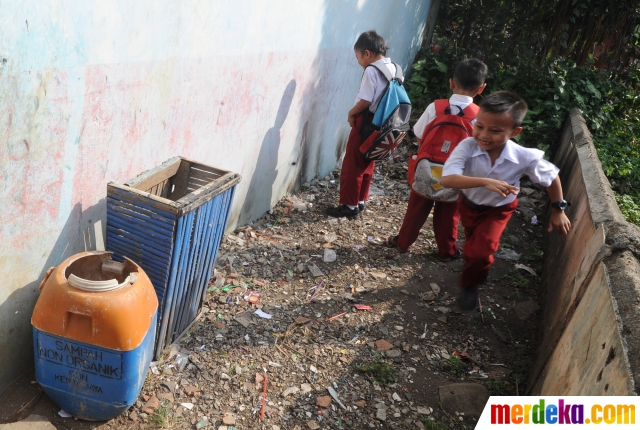 Foto Miris Sekolah Dasar Negeri Tanpa Meja  Kursi dan WC 