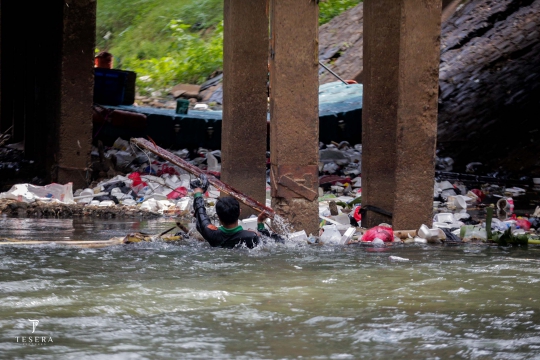Perjuangan Petugas PPSU Bersihkan Sampah di Derasnya Aliran Kali Ciliwung