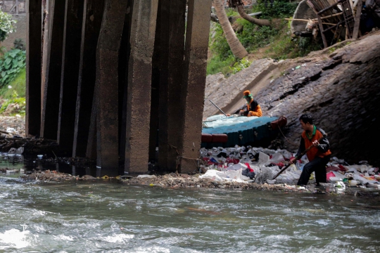 Perjuangan Petugas PPSU Bersihkan Sampah di Derasnya Aliran Kali Ciliwung