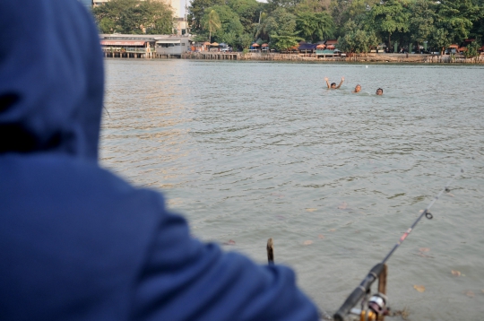 Minim Fasilitas Bermain, Anak-Anak Nekat Renang di Danau Sunter