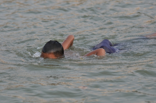 Minim Fasilitas Bermain, Anak-Anak Nekat Renang di Danau Sunter