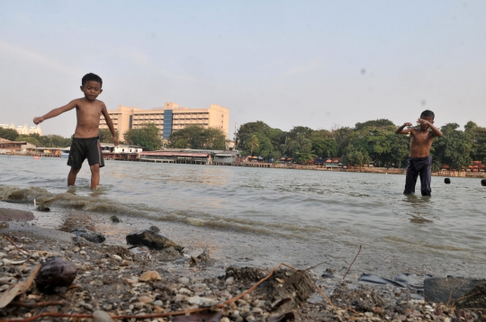 Minim Fasilitas Bermain, Anak-Anak Nekat Renang di Danau Sunter