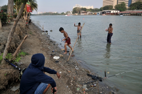 Minim Fasilitas Bermain, Anak-Anak Nekat Renang di Danau Sunter