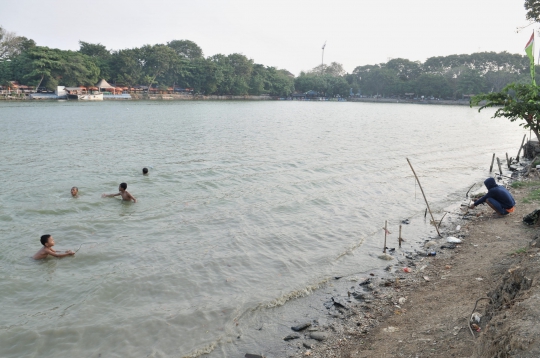 Minim Fasilitas Bermain, Anak-Anak Nekat Renang di Danau Sunter