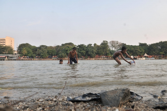 Minim Fasilitas Bermain, Anak-Anak Nekat Renang di Danau Sunter