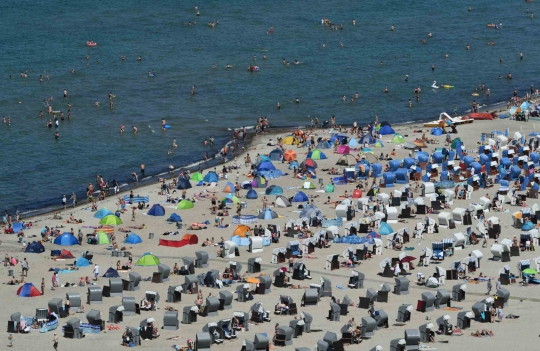 Musim Panas, Warga Jerman Ramai-ramai Padati Pantai