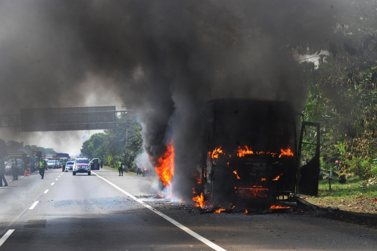 Detik-Detik Api Hanguskan Bus Pariwisata di Jagorawi
