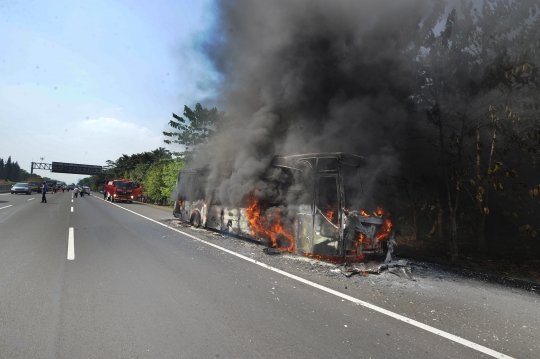 Detik-Detik Api Hanguskan Bus Pariwisata di Jagorawi