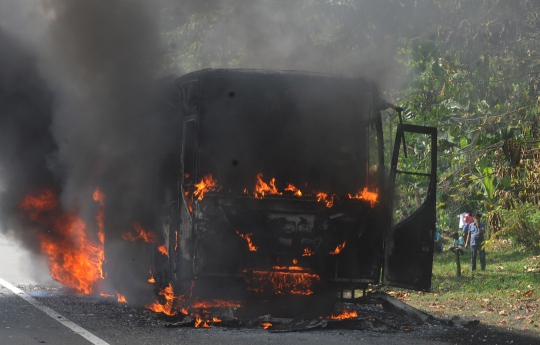 Detik-Detik Api Hanguskan Bus Pariwisata di Jagorawi