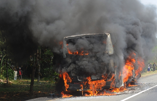 Detik-Detik Api Hanguskan Bus Pariwisata di Jagorawi