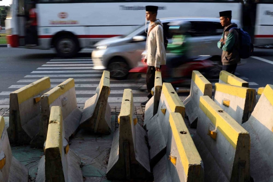 Sudah Berminggu-minggu, Beton Pembatas Jalan Ini Ganggu Pejalan Kaki