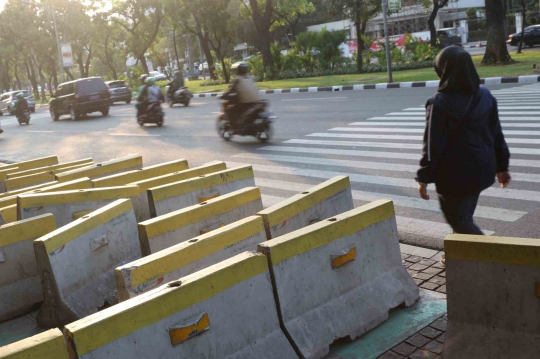 Sudah Berminggu-minggu, Beton Pembatas Jalan Ini Ganggu Pejalan Kaki