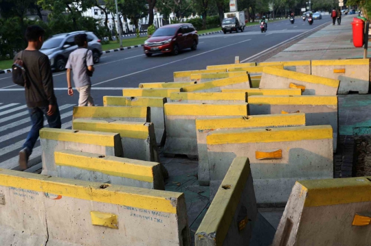 Sudah Berminggu-minggu, Beton Pembatas Jalan Ini Ganggu Pejalan Kaki