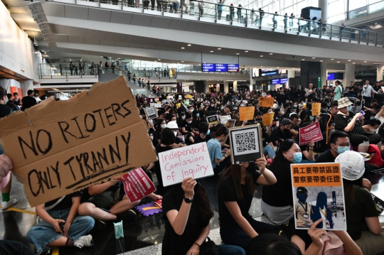 Aksi Demonstran Duduki Bandara Internasional Hong Kong