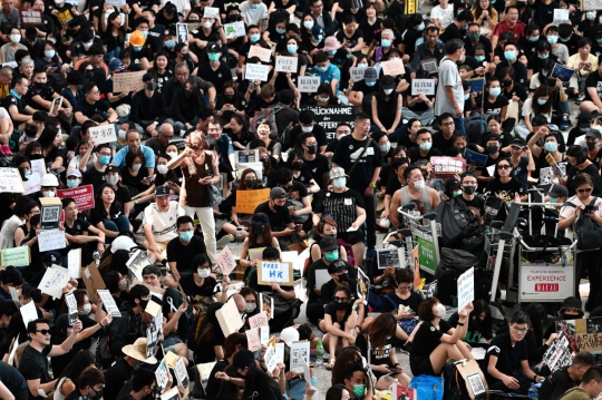 Aksi Demonstran Duduki Bandara Internasional Hong Kong