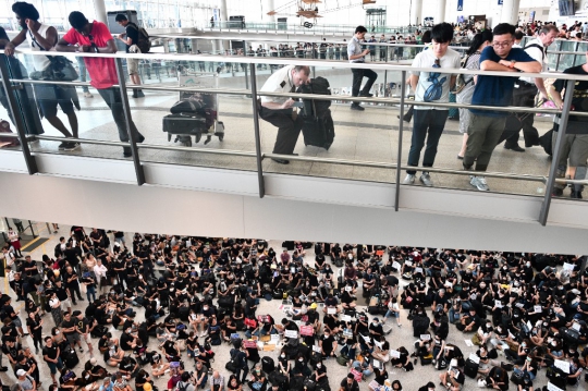 Aksi Demonstran Duduki Bandara Internasional Hong Kong