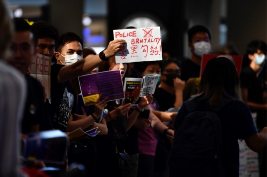 Aksi Demonstran Duduki Bandara Internasional Hong Kong