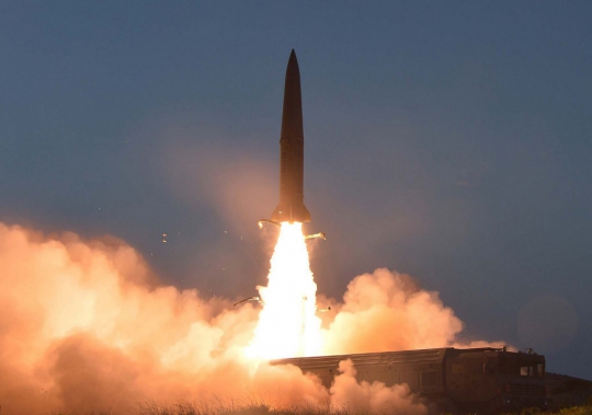 Gaya Kim Jong-un Pantau Peluncuran Rudal Jarak Pendek Jenis Baru