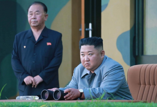 Gaya Kim Jong-un Pantau Peluncuran Rudal Jarak Pendek Jenis Baru