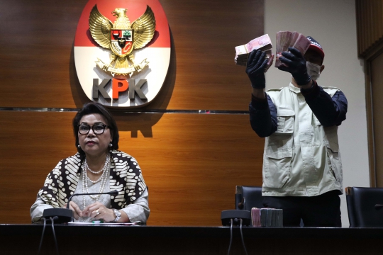 KPK Tunjukkan Barang Bukti OTT Bupati Kudus