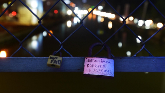 Gembok Cinta Hiasi Kamala Bridge Kalimalang