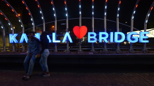 Gembok Cinta Hiasi Kamala Bridge Kalimalang