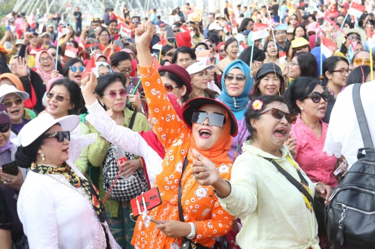 Parade Emak-emak Ajak Warga Berpakaian Khas Indonesia di Bundaran HI