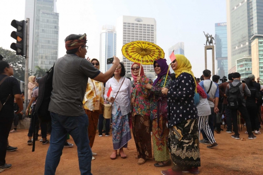 Parade Emak-emak Ajak Warga Berpakaian Khas Indonesia di Bundaran HI