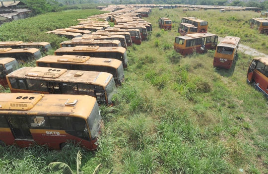 Melihat Kuburan Bus Transjakarta di Bogor