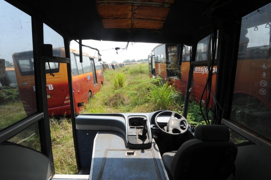 Melihat Kuburan Bus Transjakarta di Bogor