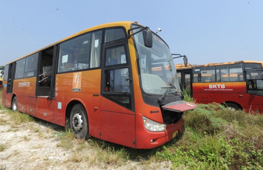 Melihat Kuburan Bus Transjakarta di Bogor