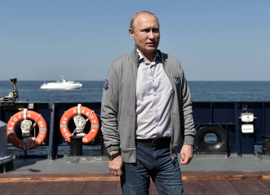 Gaya Putin Menaiki Kapal Selam di Laut Baltik