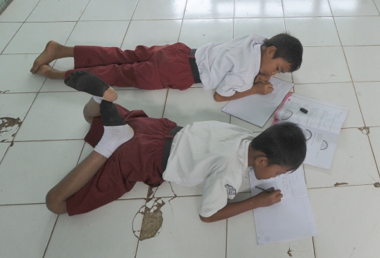 Lagi, Murid SD di Bogor Belajar di Lantai
