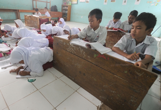 Lagi, Murid SD di Bogor Belajar di Lantai