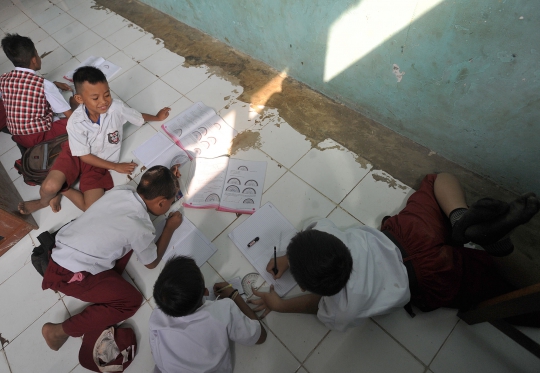 Lagi, Murid SD di Bogor Belajar di Lantai