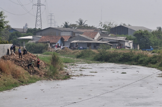 Kali Pisang Batu Kembali Dipenuhi Sampah dan Limbah Busa