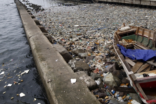 Tumpukan Sampah Cemari Laut Jakarta