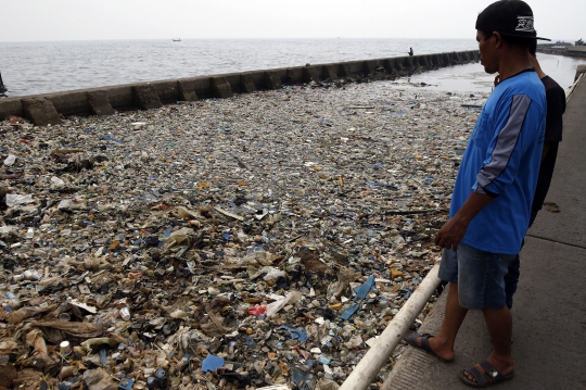 Tumpukan Sampah Cemari Laut Jakarta