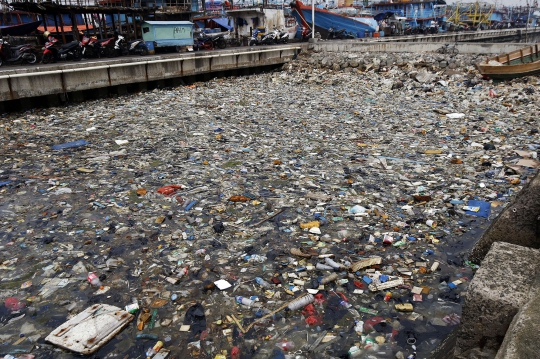 Tumpukan Sampah Cemari Laut Jakarta