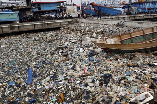 Tumpukan Sampah Cemari Laut Jakarta