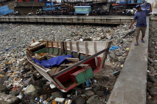 Tumpukan Sampah Cemari Laut Jakarta