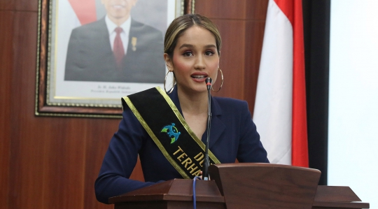 Cinta Laura Dinobatkan Jadi Duta Anti Kekerasan Terhadap Perempuan dan Anak