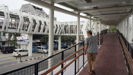 Wajah Skybridge yang Jadi Penghubung Stasiun LRT Velodrome-Halte Transjakarta Pemuda