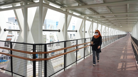 Wajah Skybridge yang Jadi Penghubung Stasiun LRT Velodrome-Halte Transjakarta Pemuda