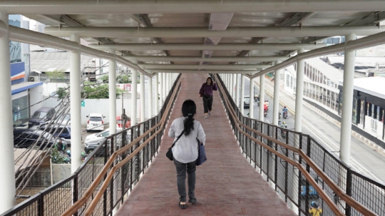 Wajah Skybridge yang Jadi Penghubung Stasiun LRT Velodrome-Halte Transjakarta Pemuda