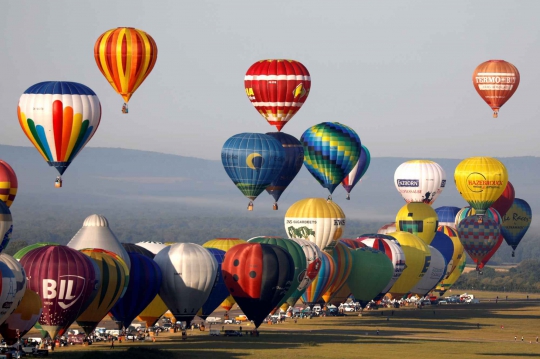 Festival Mondial Air Ballons, Ratusan Balon Udara Coba Pecahkan Rekor