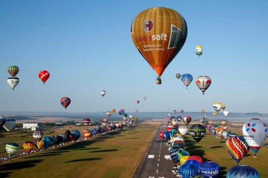 Festival Mondial Air Ballons, Ratusan Balon Udara Coba Pecahkan Rekor