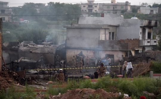 Pesawat Militer Pakistan Jatuh di Pemukiman Warga, 15 Orang Tewas